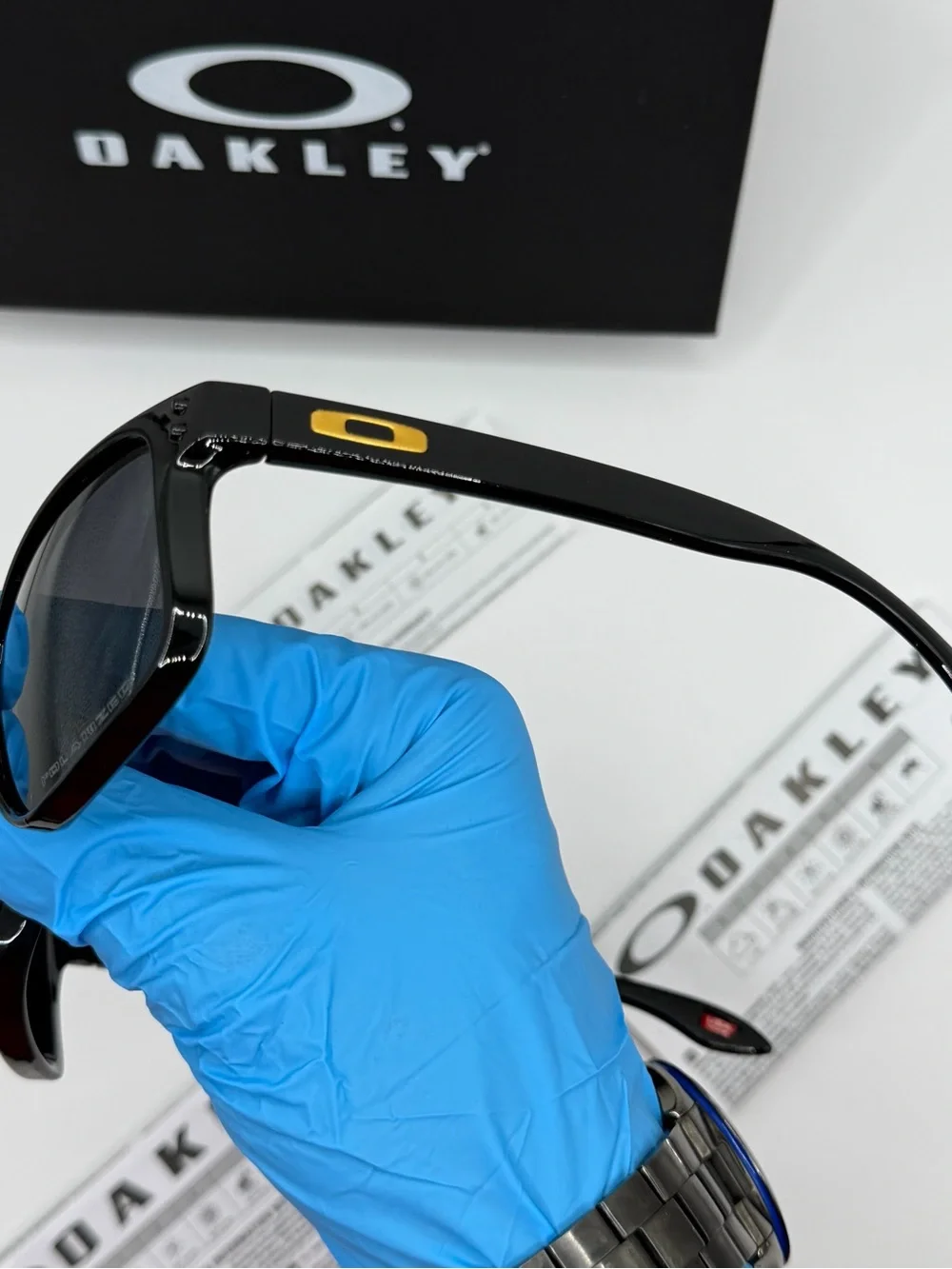 Oakley Holbrook - polished black glossy frame 57/18 gold accents
